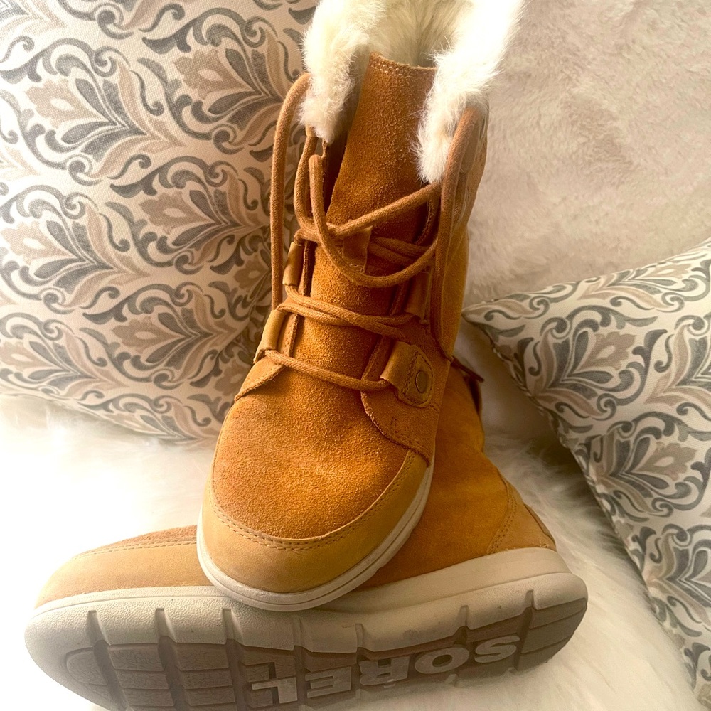 Nike sport T-shirt and UGG shoes